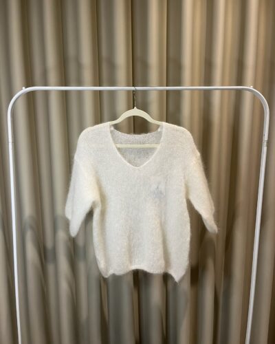 White V-neck with three-quarter sleeves