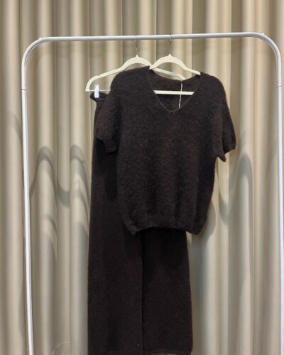 Rudas pūkuotas su kelnėm