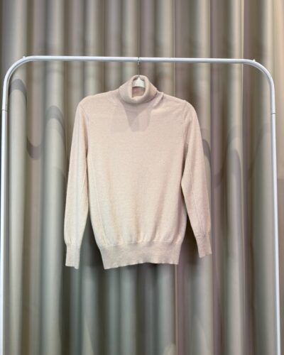 Taupe V-neck (Kopija) (Kopija) (Kopija) (Kopija) (Kopija)