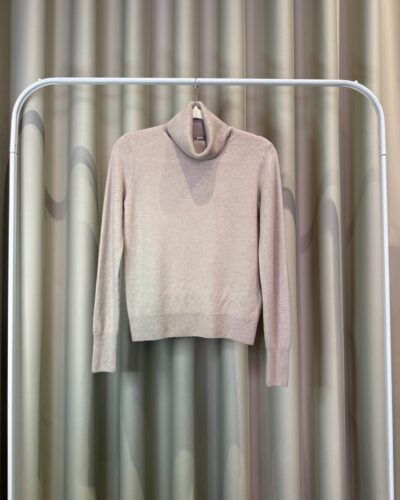 Taupe V-neck (Kopija) (Kopija) (Kopija) (Kopija) (Kopija)