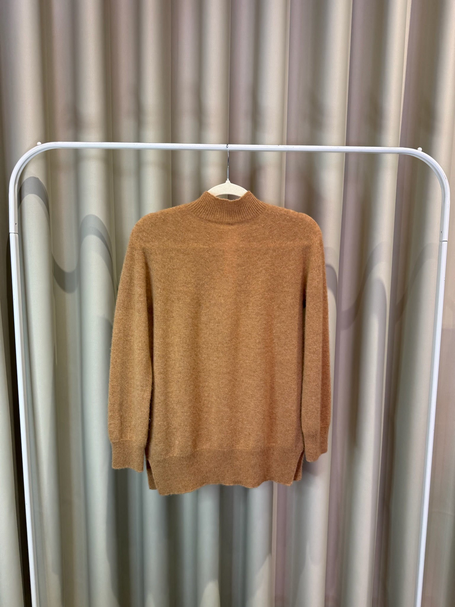 Taupe V-neck (Kopija) (Kopija) (Kopija) (Kopija) (Kopija) (Kopija) - Image 2