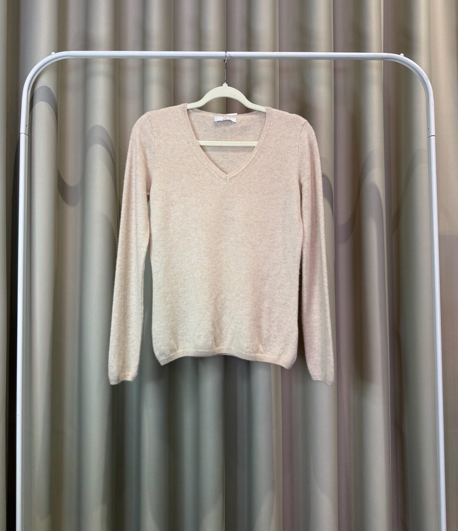 Taupe V-neck (Kopija) (Kopija) (Kopija) (Kopija) (Kopija) (Kopija) (Kopija)