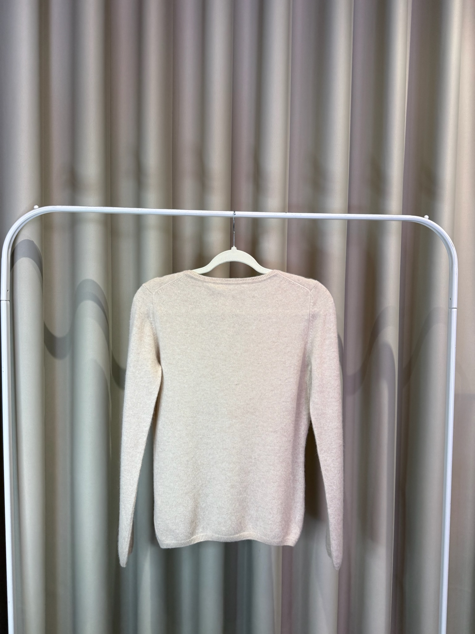 Taupe V-neck (Kopija) (Kopija) (Kopija) (Kopija) (Kopija) (Kopija) (Kopija) - Image 2